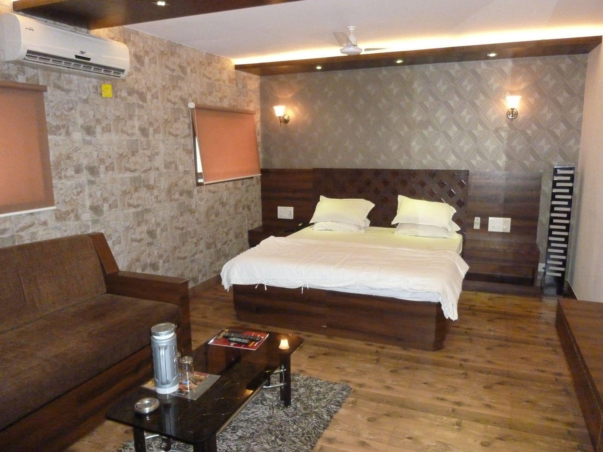 Hotel Regal Palace Мумбаи Экстерьер фото