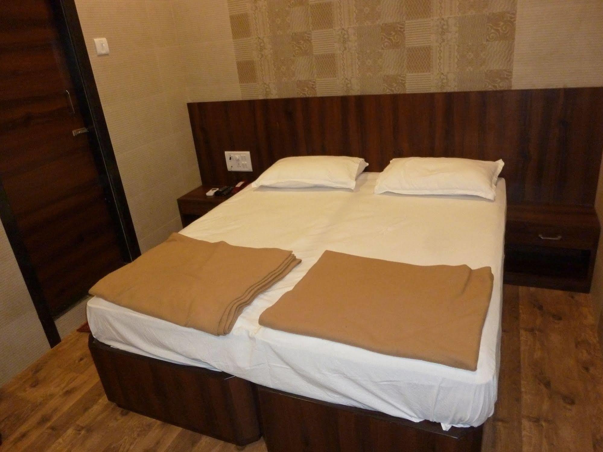 Hotel Regal Palace Мумбаи Экстерьер фото
