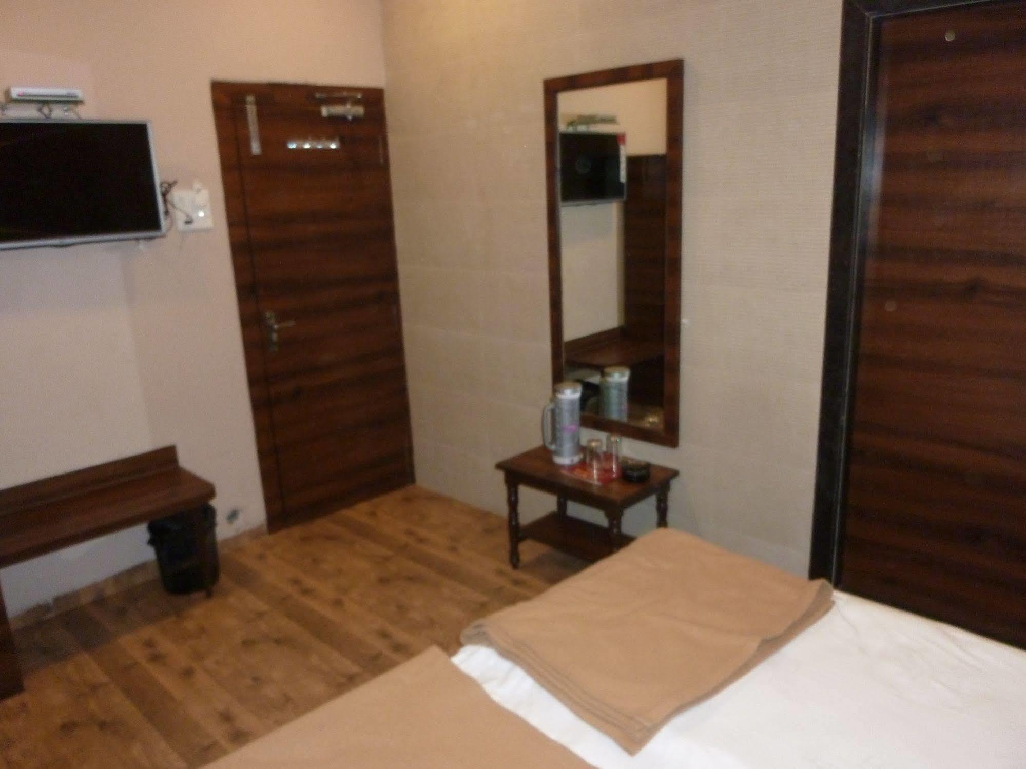 Hotel Regal Palace Мумбаи Экстерьер фото