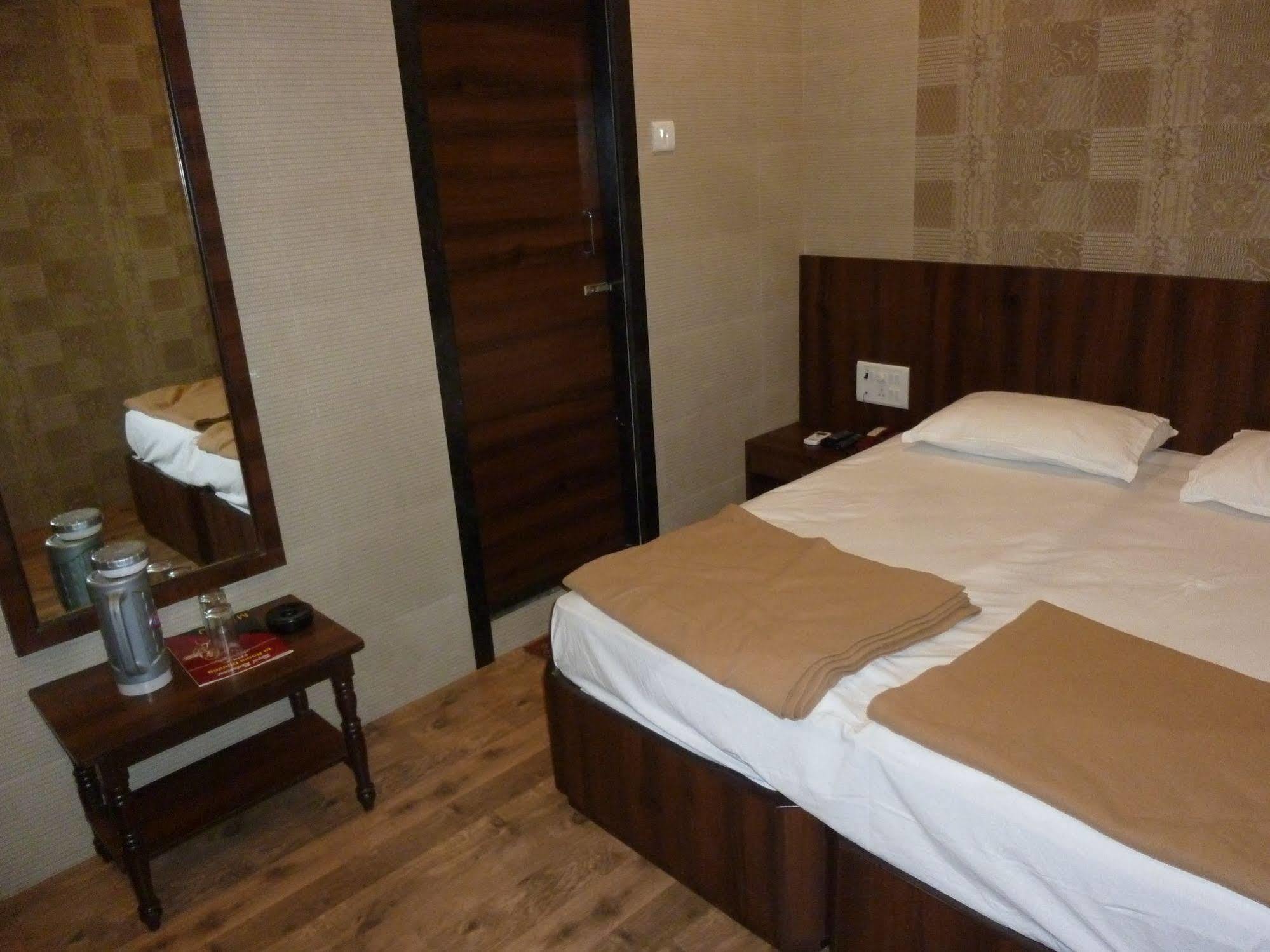 Hotel Regal Palace Мумбаи Экстерьер фото