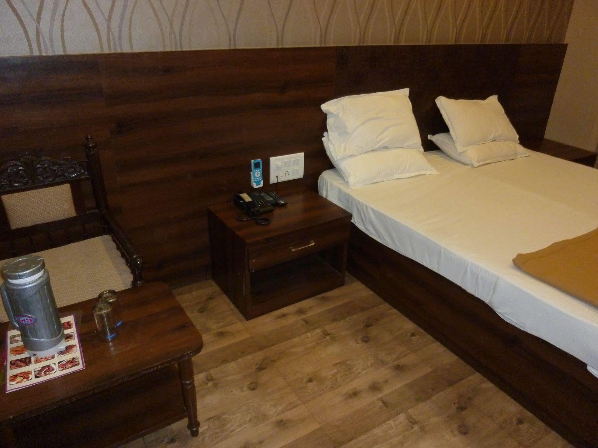 Hotel Regal Palace Мумбаи Экстерьер фото